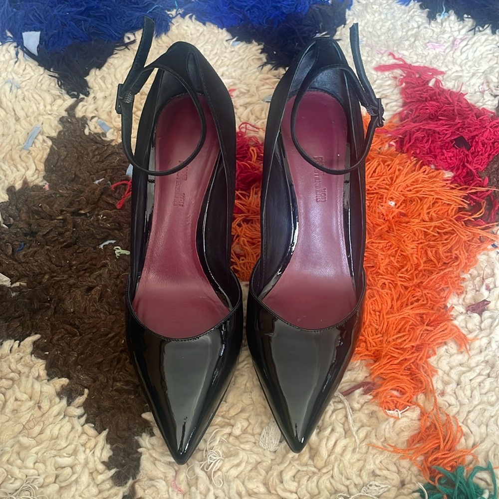 DVF classy suede/patent heels